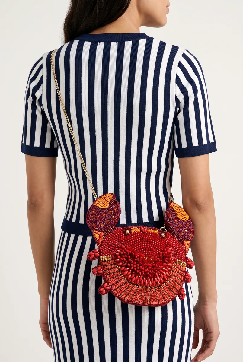 Bolso Cangrejo tejido en mostacilla, llevado al hombro